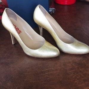 KORS Michael Kors Gold Pumps